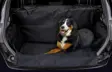 Sort bagagerumstæppe i nylon med høje sider og kofangerflap, med en hund liggende på tæppet