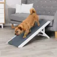 Trixie indendørs hunderampe i hvid MDF med grå skridsikker belægning stillet op mod en sofa