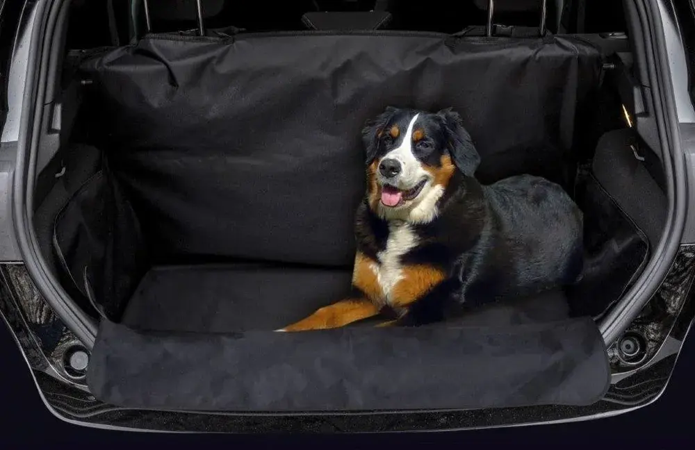Sort bagagerumstæppe i nylon med høje sider og kofangerflap, med en hund liggende på tæppet